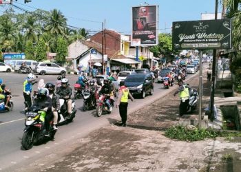 Dampak Padatnya Kendaraan Disimpang Tiga Cisaga, Terjadi Kemacetan Capai Tugu Perbatasan Kota Banjar