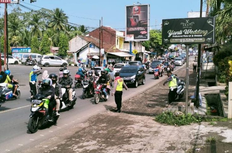 Dampak Padatnya Kendaraan Disimpang Tiga Cisaga, Terjadi Kemacetan Capai Tugu Perbatasan Kota Banjar