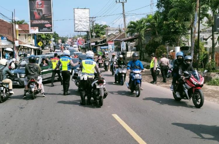 Personel Pos Pam Cisaga Polres Ciamis Siaga Amankan Arus Balik Di Simpang Tiga Cisaga