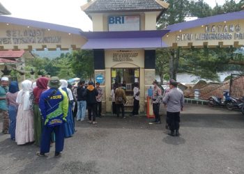 Guna Berikan Rasa Nyaman Dan Aman Pengunjung,  Sejumlah Personel Polres Ciamis Giat Pengamanan Di Obwis Panjalu