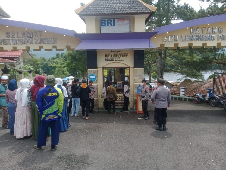 Guna Berikan Rasa Nyaman Dan Aman Pengunjung,  Sejumlah Personel Polres Ciamis Giat Pengamanan Di Obwis Panjalu