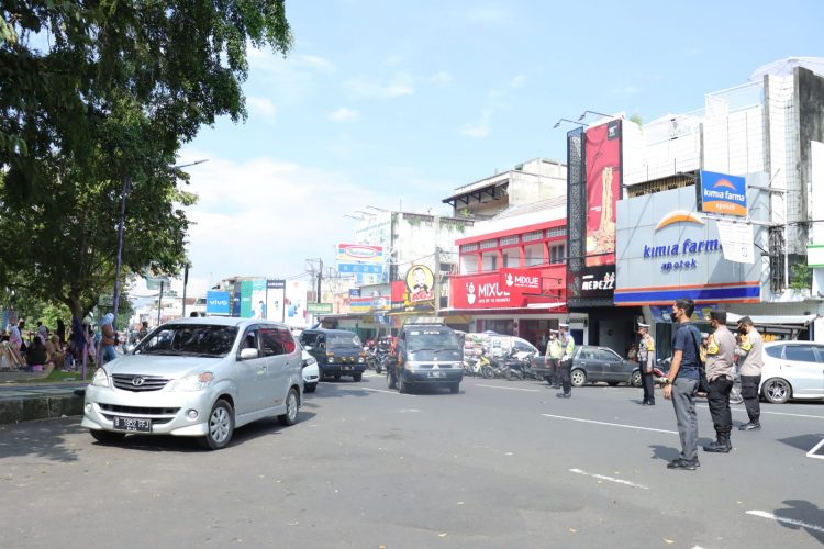 Polres Ciamis Polda Jabar Lakukan Rekayasa Arus Lalin Kendaraan Yang Menuju Barat Melalui Ciamis