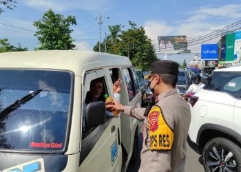 Kapolres Ciamis Bagikan Minuman Gratis Kepada Pengguna Jalan Melintas Di Sekitar Pos Terpadu Alun Alun Ciamis