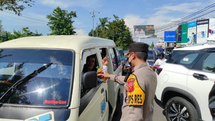 Kapolres Ciamis Bagikan Minuman Gratis Kepada Pengguna Jalan Melintas Di Sekitar Pos Terpadu Alun Alun Ciamis