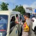 Kapolres Ciamis Bagikan Minuman Gratis Kepada Pengguna Jalan Melintas Di Sekitar Pos Terpadu Alun Alun Ciamis