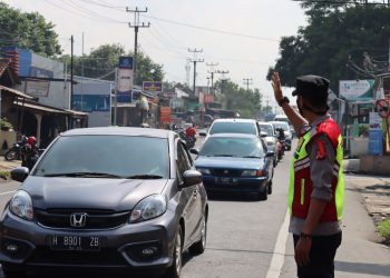 Tim Urai Kemacetan Polres Ciamis Lakukan Atur Lalin Simpang Tiga pasar Imbanagara