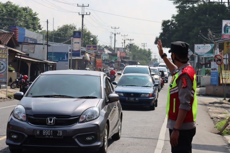 Tim Urai Kemacetan Polres Ciamis Lakukan Atur Lalin Simpang Tiga pasar Imbanagara