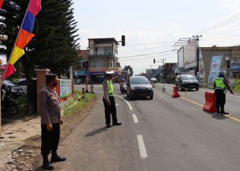 Personel Pos Pam Sindangkasih Polres Ciamis Giat Pengaturan Arus Lalin Simpang Tiga Sindangkasih