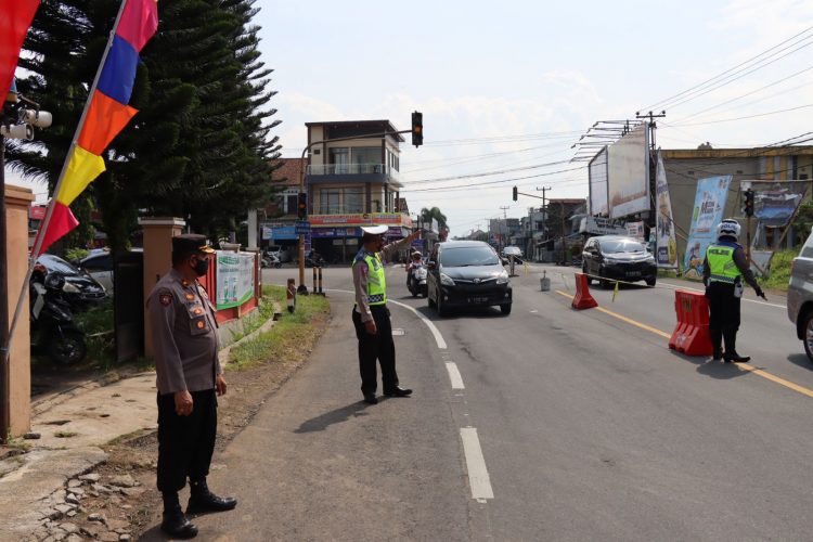 Personel Pos Pam Sindangkasih Polres Ciamis Giat Pengaturan Arus Lalin Simpang Tiga Sindangkasih