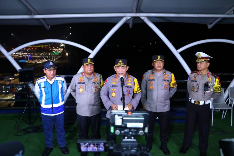 Tinjau Arus Balik di Bakauheni , Kapolri Minta Masyarakat Manfaatkan WFH dan Libur Sekolah