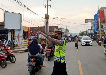 Personel Pos Pam Banjarsari Polres Ciamis Lakukan Pengaturan Arus Lalin Kawasan Alun Alun Banjarsari