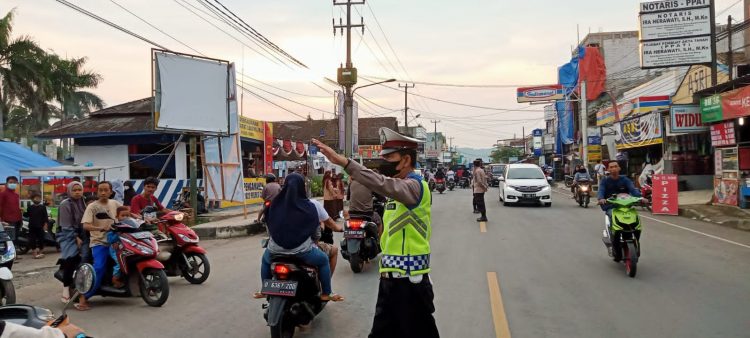 Personel Pos Pam Banjarsari Polres Ciamis Lakukan Pengaturan Arus Lalin Kawasan Alun Alun Banjarsari
