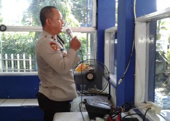 Personel Pos Pam Sindangkasih Polres Ciamis Berikan Himbauan Pada Pengguna Jalan Agar Berhati-hati Dalam Berkendara
