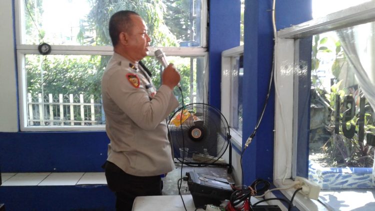 Personel Pos Pam Sindangkasih Polres Ciamis Berikan Himbauan Pada Pengguna Jalan Agar Berhati-hati Dalam Berkendara