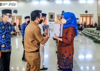 Bupati Ciamis Serahkan Uang Kadeudeuh Bagi Anggota KORPRI Purna Bakti