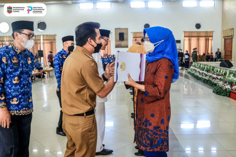 Bupati Ciamis Serahkan Uang Kadeudeuh Bagi Anggota KORPRI Purna Bakti