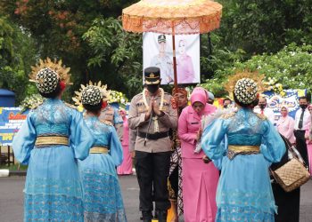 Tradisi Pedang Pora Sambut Kapolres Banjar yang Baru