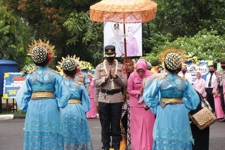 Tradisi Pedang Pora Sambut Kapolres Banjar yang Baru
