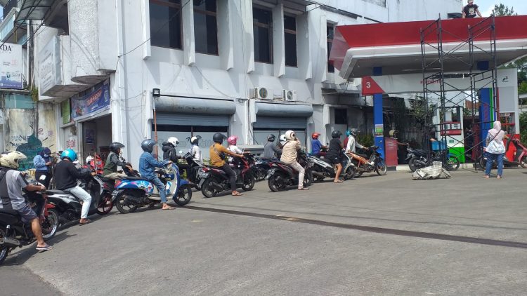Polsek Banjar Polres Banjar Giat Pemantauan Situasi SPBU Pasca Kenaikan Harga BBM