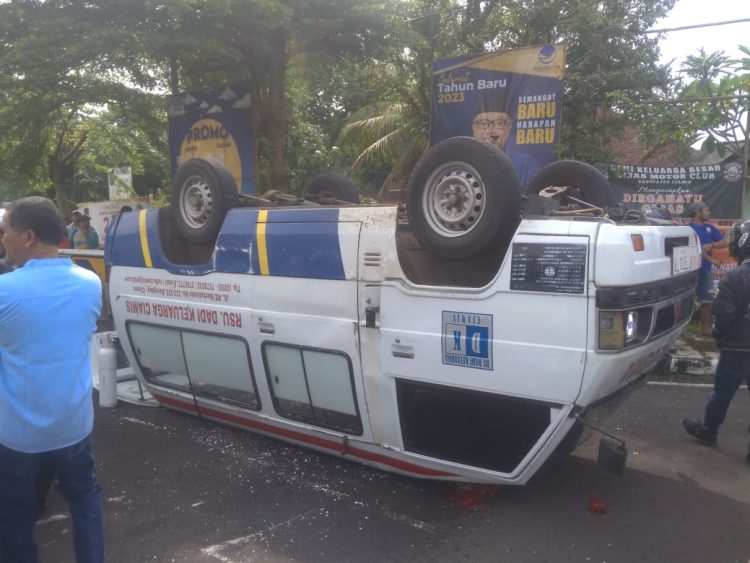 Mobil Ambulans RSU Dadi Keluarga(DK) Bawa Bayi Hantam Mobil Box di Lampu Merah Tonjong Ciamis