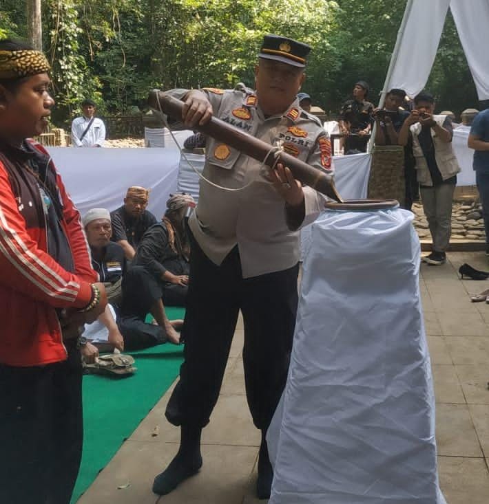 Kapolsek Cijeungjing Hadiri Upacara Adat Ngikis di Situs Ciung Wanara