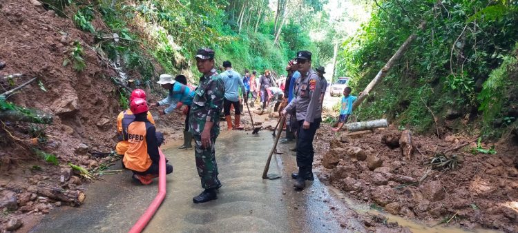 Datangi Lokasi Bencana Alam Tanah Longsor, Polsek Cihaurbeuti: Akses Jalan Sudah Bisa Dilalui Kendaraan
