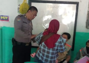 Sukseskan Program Pemerintah, Bhabinkamtibmas Polsek Cihaurbeuti Monitoring Sub PIN Polio di Desa Binaannya