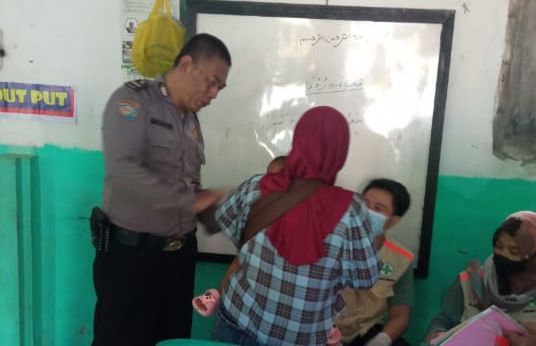 Sukseskan Program Pemerintah, Bhabinkamtibmas Polsek Cihaurbeuti Monitoring Sub PIN Polio di Desa Binaannya