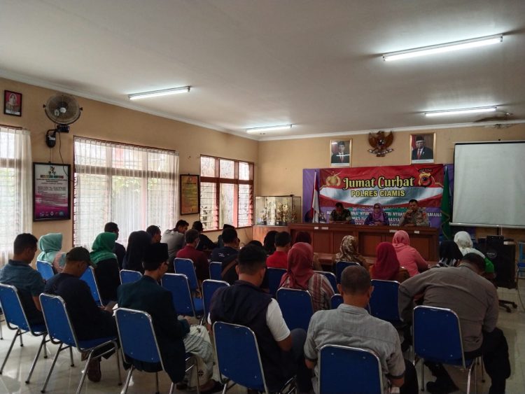 Jumat Curhat, Polsek Cikoneng Silaturahmi di Kantor Kecamatan Cikoneng