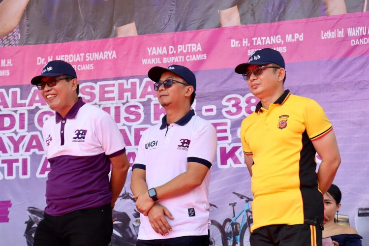 Wakapolres Ciamis Bersama Dandim 0613 serta Bupati Hadiri Jalan Sehat Peringati Hari Jadi di Lapang Desa Sukanegara Lakbok