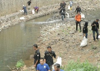 Karang Taruna Kabupaten Ciamis Membersihkan Sampah di Sungai Cileueur