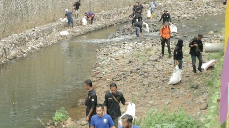 Karang Taruna Kabupaten Ciamis Membersihkan Sampah di Sungai Cileueur