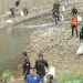 Karang Taruna Kabupaten Ciamis Membersihkan Sampah di Sungai Cileueur
