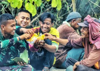 Jalin Kebersamaan Prajurit TNI Makan Siang Bersama Warga di Ciamis
