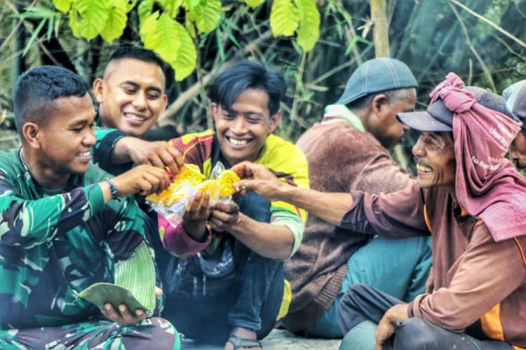 Jalin Kebersamaan Prajurit TNI Makan Siang Bersama Warga di Ciamis