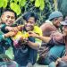 Jalin Kebersamaan Prajurit TNI Makan Siang Bersama Warga di Ciamis