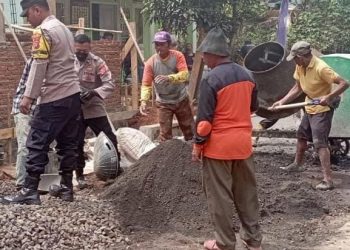 Humanis, Polsek Kawali Polres Ciamis Bantu Kerjakan Pembangunan di Desa Kadupandak