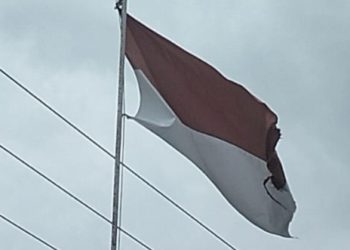 Bendera Pusaka Merah Putih Dibiarkan Terpasang Ditiang dalam keadaan Sobek dan Lusuh Dihalaman KUA Sukamantri.