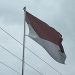 Bendera Pusaka Merah Putih Dibiarkan Terpasang Ditiang dalam keadaan Sobek dan Lusuh Dihalaman KUA Sukamantri.