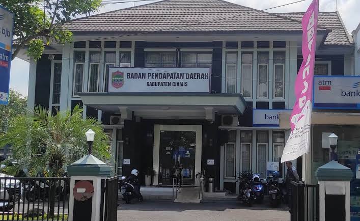 Bapenda Ciamis.: dari tahun ke tahun pendapatan Pajak Ada peningkatan.