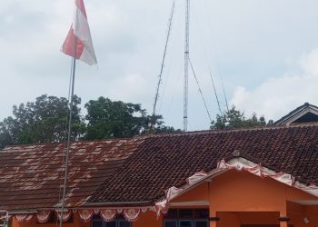 Miris’ Bendera Pusaka Merah Putih Sobek Lusuh Dibiarkan Terpasang Dikantor Desa Pasirnagara.