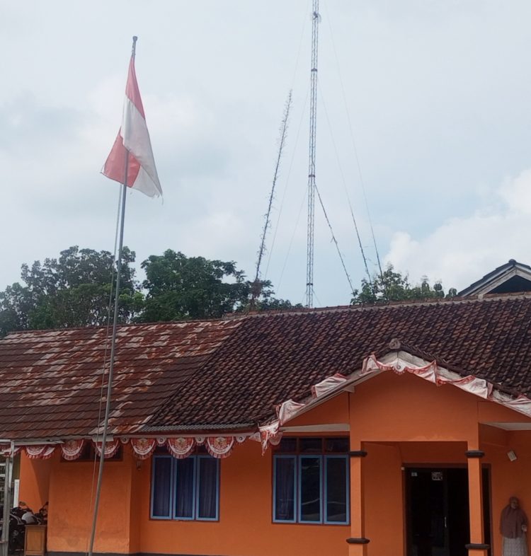 Miris’ Bendera Pusaka Merah Putih Sobek Lusuh Dibiarkan Terpasang Dikantor Desa Pasirnagara.