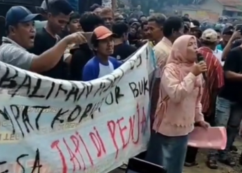 Wow” Seorang Orator Aksi Demo Desa Cicapar Ternyata Berstatus PNS