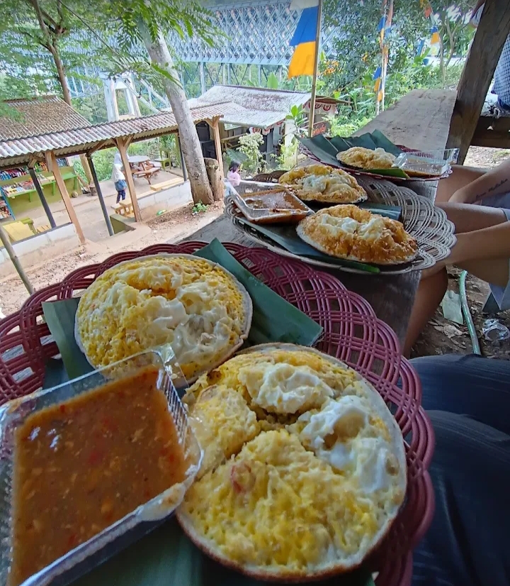 Yu kita ngintip’!! Kuliner Malam Minggu di Cirahong: Dengan Ciri Khas Surabi Telur Lezat dan Suasana Hangat