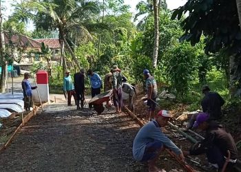 Warga Cimangprang Patungan Perbaiki Jalan, Sindiran Keras bagi Pemerintah Daerah