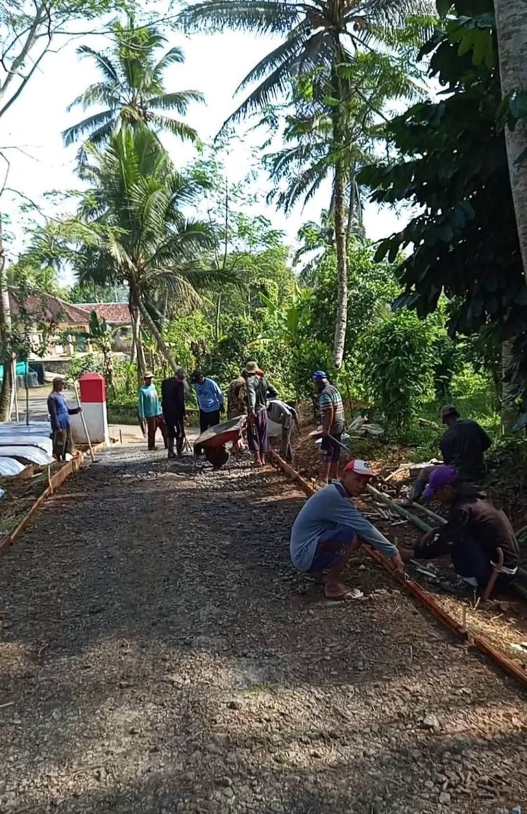 Warga Cimangprang Patungan Perbaiki Jalan, Sindiran Keras bagi Pemerintah Daerah