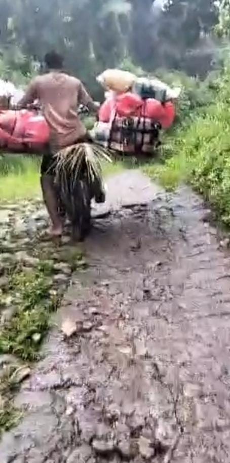 Ramadhan di Ujung Tanjakan Parigi: Ojeg Jadi “Pejuang Nafkah” di Jalan Rusak Cirengrak