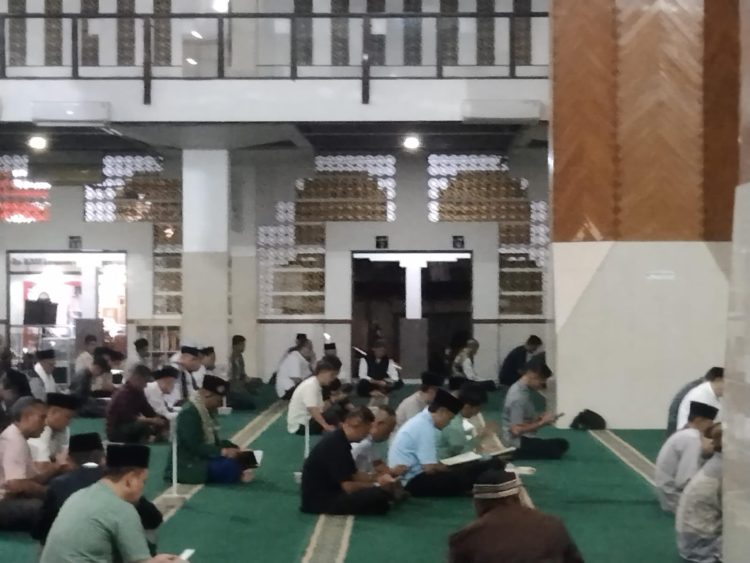 Ribuan Warga Padati Masjid Agung, Nuzulul Qur’an di Tasikmalaya Berlangsung Khidmat