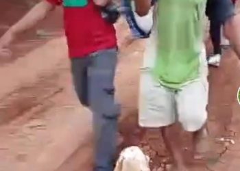 Tragis..!! di Ciranca: Warga Sakit Digendong karena Jalan Rusak,Warga Sentil Pejabat “Medsos Jangan Cuma Buat Pencitraan!”