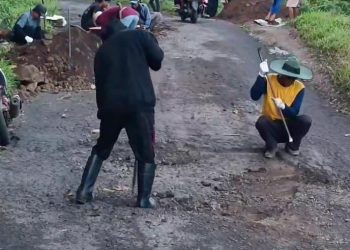 Gotong Royong Warga Sodong Hilir Percantik Jalan Jelang Lebaran, Akses Mudik Lebih Nyaman